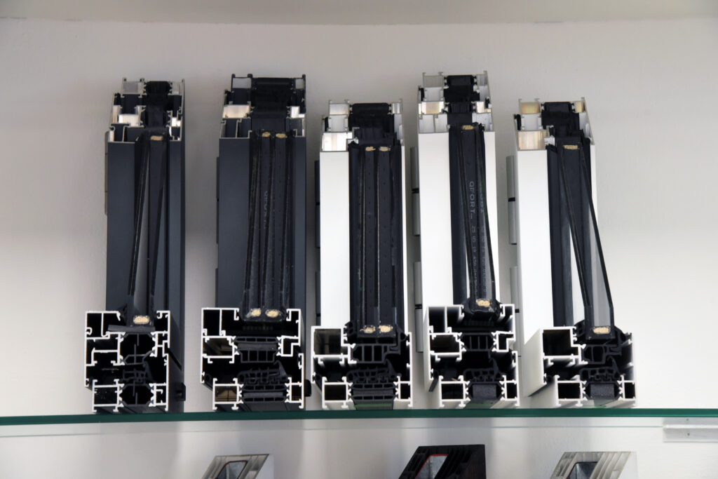profili di finestre in alluminio e in pvc